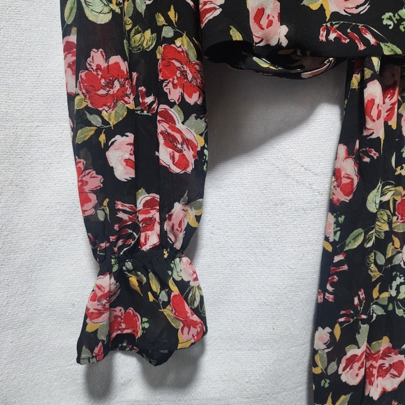 EUC ✅️ Open Back Floral Blouse - Picture 7 of 8